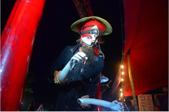 performer  with artificial arms in his hand